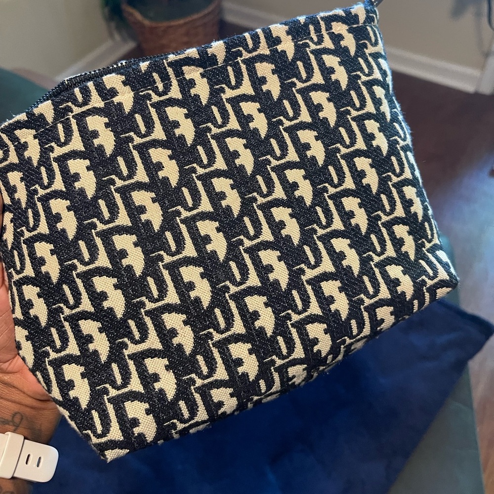 Like new pouch,,can be used for cosmetics or as a clutch…excellent condition…
